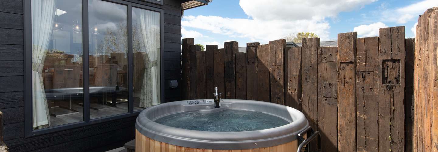 Trevelyn - Luxury Lodge, Hot Tub, Close to Beach