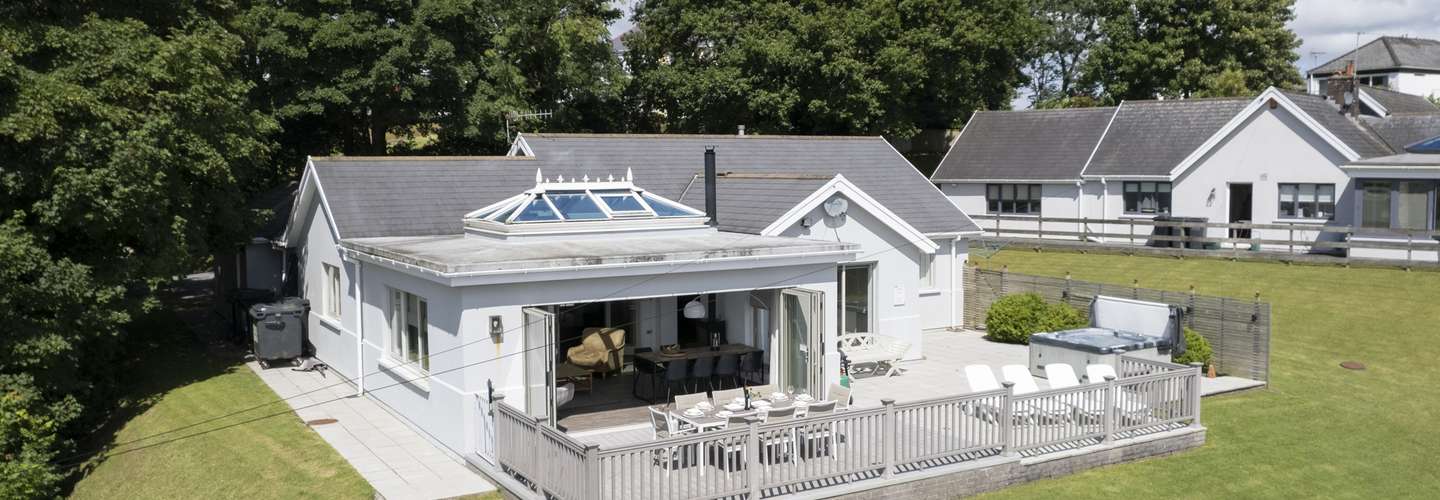 Amber Cottage - Hot Tub, Sea Views and Log Burner