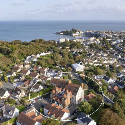 10 Mansion House - Swimming Pool, Sea Views, Gym, Tenby