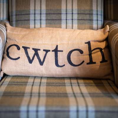 The Cwtch Apartment - Sea Views, Walk to Beach