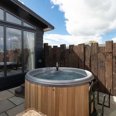 Trevelyn - Luxury Lodge, Hot Tub, Close to Beach