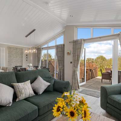 Trevelyn - Luxury Lodge, Hot Tub, Close to Beach