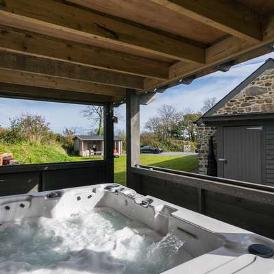 The Dairy - Luxury Cottage with Hot Tub and Views