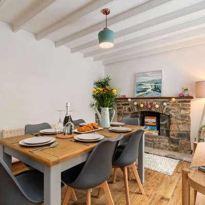 Ivydene Cottage - Beautiful Cottage, Stone Throw from Beach, Wonderful Sea Views