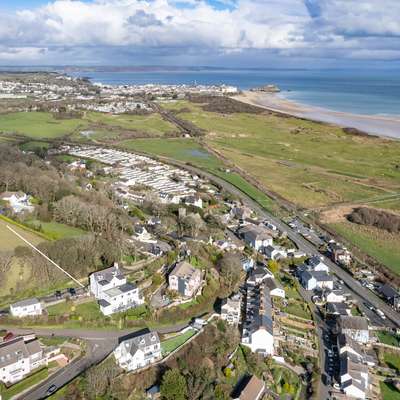 The Cwtch Apartment - Sea Views, Walk to Beach