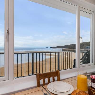 Sea Urchins Apartment - Sea front apartment with views, pet friendly