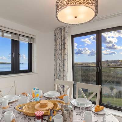 Apartment 8 Waterstone House - Luxury Apartment, Sea Views, Pet Friendly