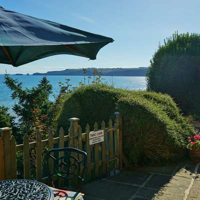 The Cottage - Sea Views, Direct Access to Beach