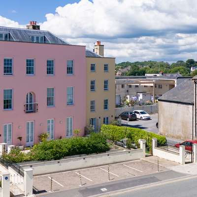 Nash House - Seafront property, parking, close to town