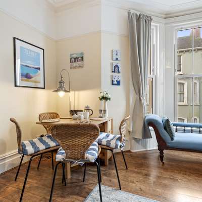 Sherbourne House - Seaside Apartment, Close to Town Centre